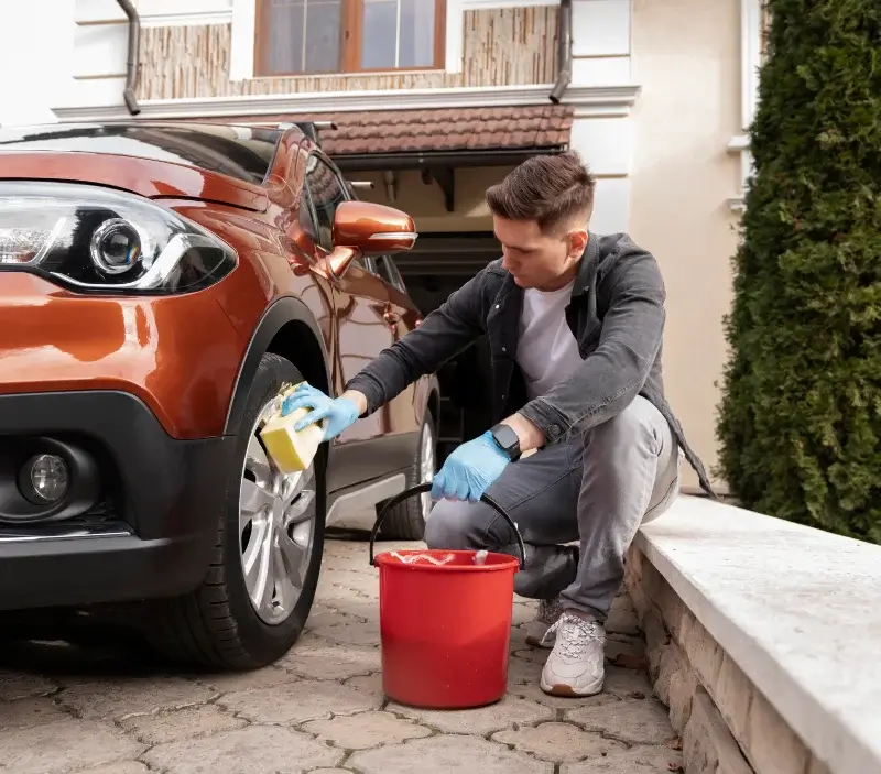 Lavage auto à domicile Bligny-sur-Ouche : professionnel intervenant sur un véhicule